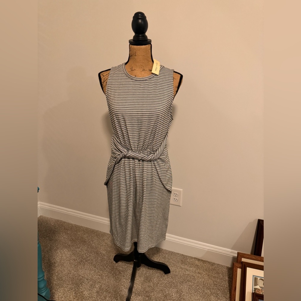 Doe & Rae Black and white stripe faux tie front dress size medium new with tags